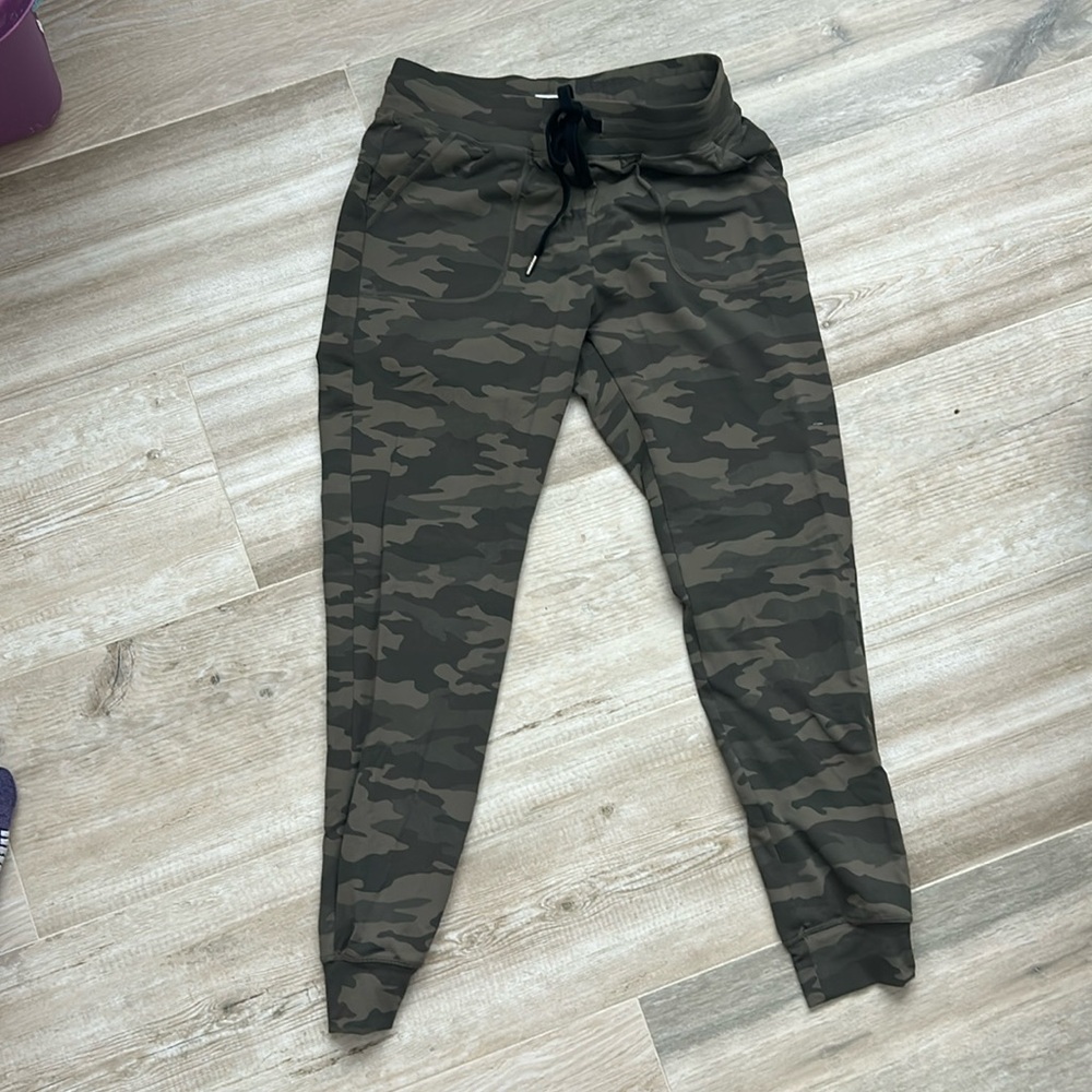 Zyia camo joggers